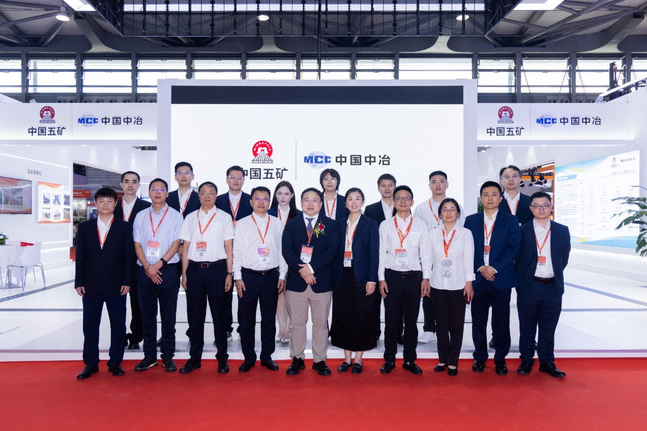 2-冶金展工作人員合影