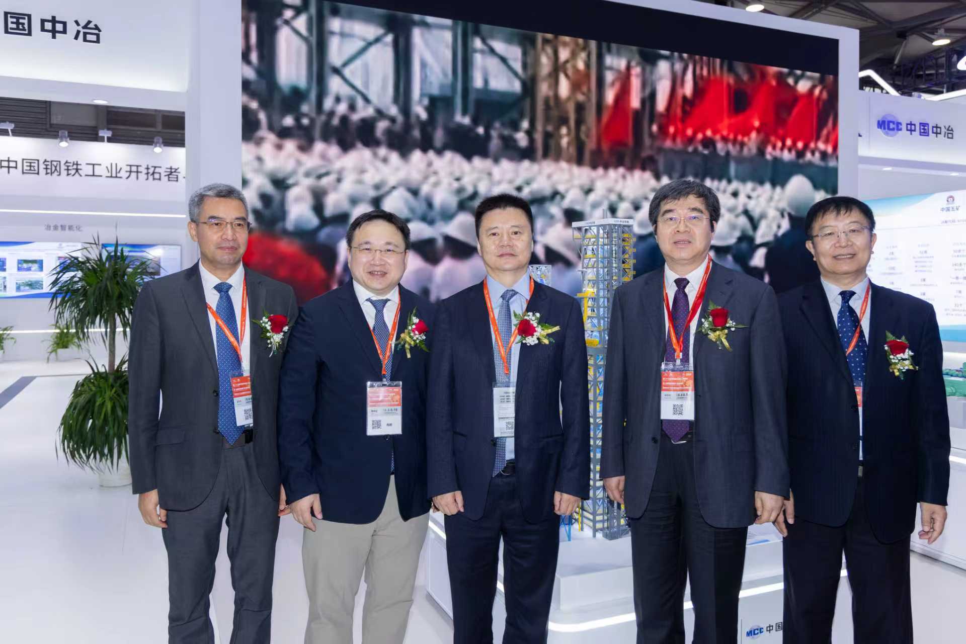 3-肖鵬與中國鋼鐵工業協會副會長兼秘書長姜維一行在展臺合影