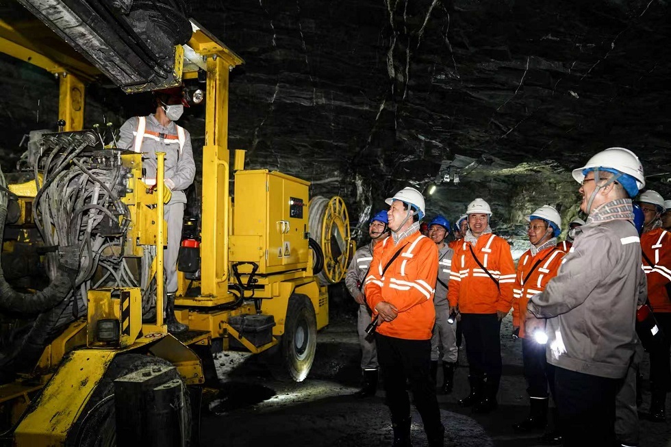 2-陳得信在香爐山鎢業東部井下與一線操作員親切交流