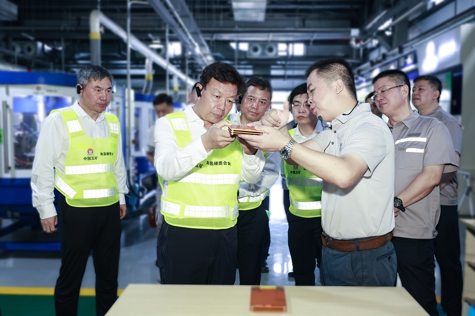 4-陳得信在金洲公司南昌分公司了解微鉆應用情況